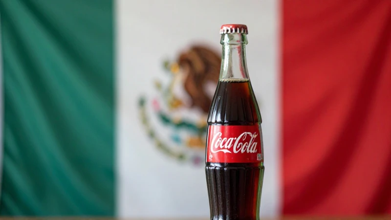 Cómo comprar acciones de Coca Cola desde México fácilmente 10 Coca-Cola destaca en un fondo mexicano