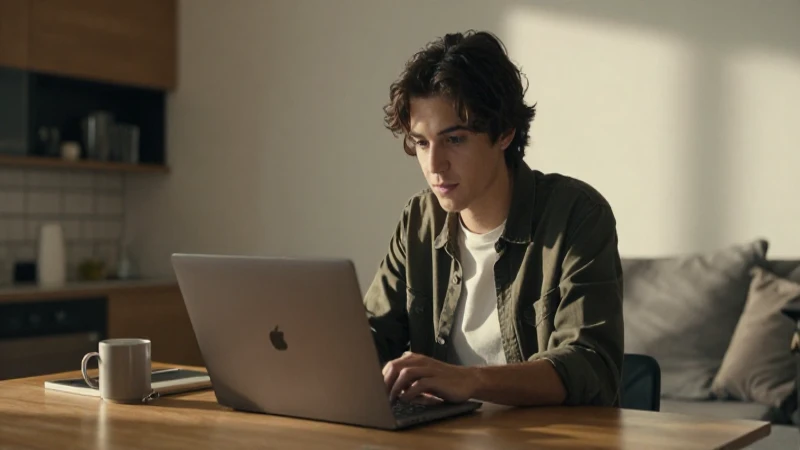 Adulting MX: Guía Práctica para la Vida Adulta en México 8 Joven adulto, laptop y luz cálida en casa.