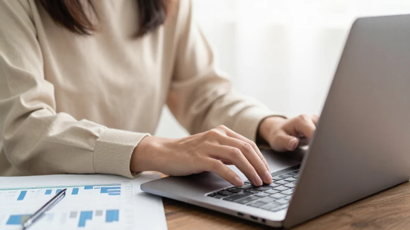 Mujer trabaja con documentos financieros suavemente iluminada