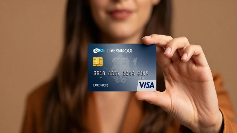 Cuáles son los beneficios y requisitos de la Tarjeta Liverpool Visa 12 Mujer sostiene tarjeta Liverpool Visa iluminada.