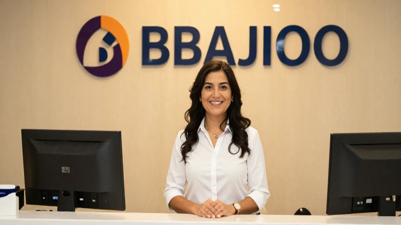 Mujer sonriente, banco con luz cálida