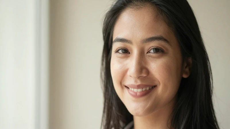 Retrato de una mujer sonriente, luz cálida