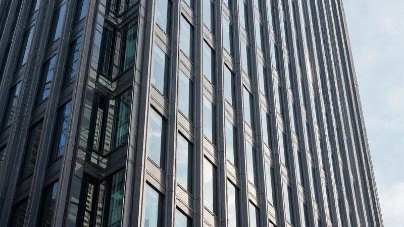 Edificio iluminado por el sol, arquitectura.