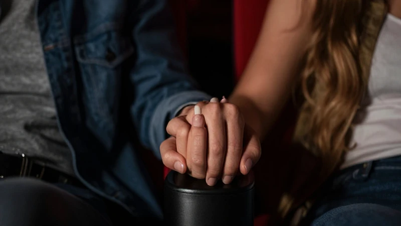 ¡Cine 2x1 con Mastercard! Aprovecha esta increíble promoción 11 Pareja de cine, luz y enfoque selectivo