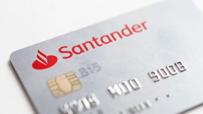 Primer plano de cliente con tarjeta Santander.