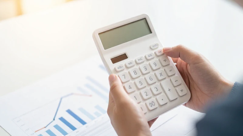 Calculadora, finanzas y luz suave en fondo difuso