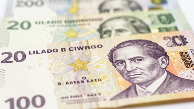 Monedas y billetes mexicanos iluminados de cerca