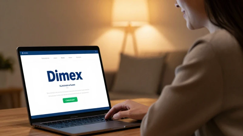 Mujer sonríe con laptop en ambiente cálido.
