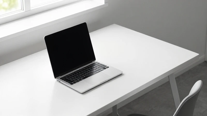 Escritorio moderno, laptop, luz natural y minimalista