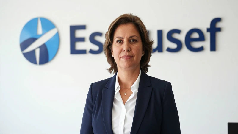 Mujer profesional frente a fondo corporativo.