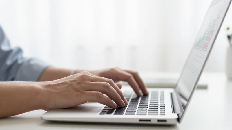 Trabajando con finanzas en un laptop
