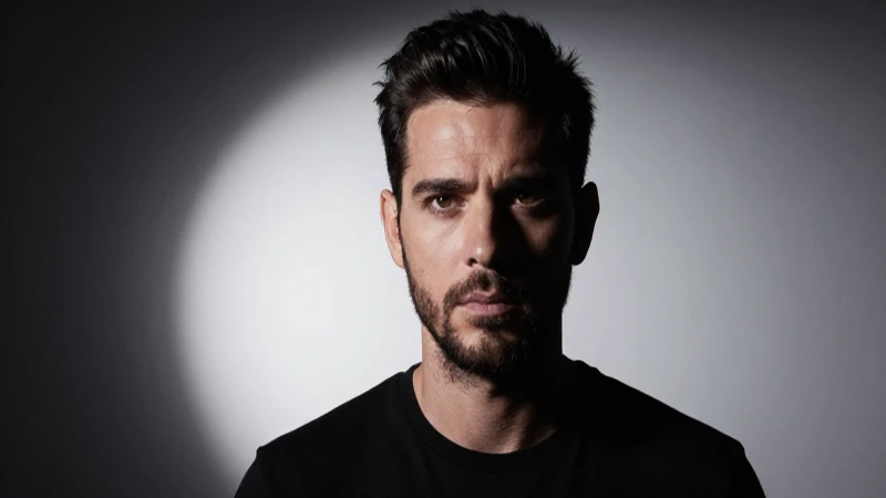 Retrato de un hombre serio, iluminado dramáticamente