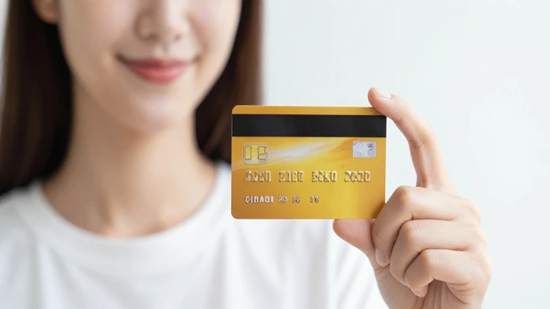 Mujer sonríe sosteniendo una tarjeta de crédito