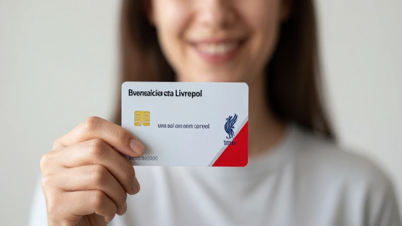 Cuáles son los requisitos y trámites para obtener tarjetas Liverpool 9 Mujer sonriente, tarjeta Liverpool, luz natural.
