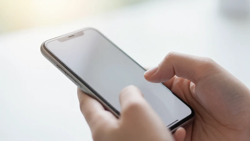 Seguridad financiera en smartphone, diseño minimalista