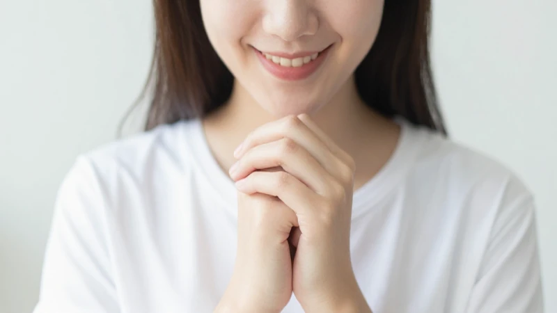 Persona sonriendo, foto suave y luminosa