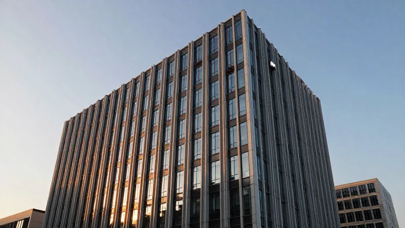 Edificio moderno al atardecer.