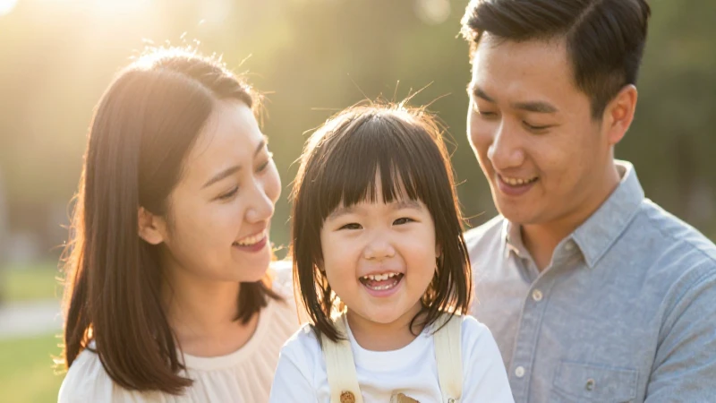 Familia sonriente bajo luz cálida y suave