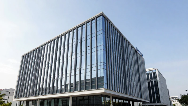 Edificio moderno refleja el cielo urbanamente
