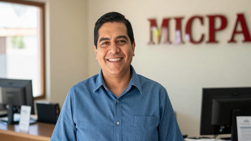 Extranjero sonríe en oficina bancaria mexicana