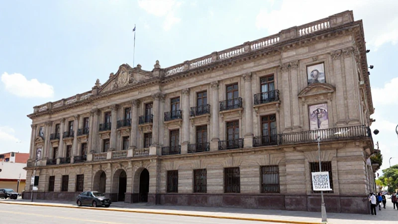 Pesos mexicanos en arquitectura diurna amplia.