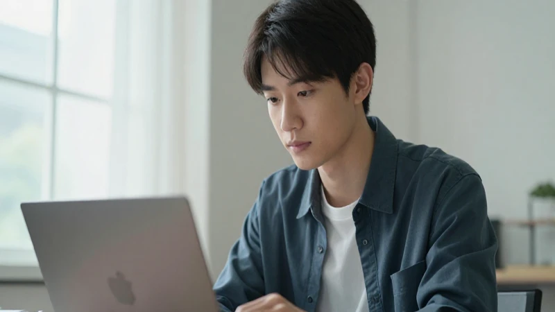 Joven con laptop en luz suave