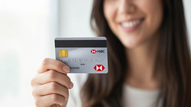 Mujer sonríe con tarjeta de crédito.