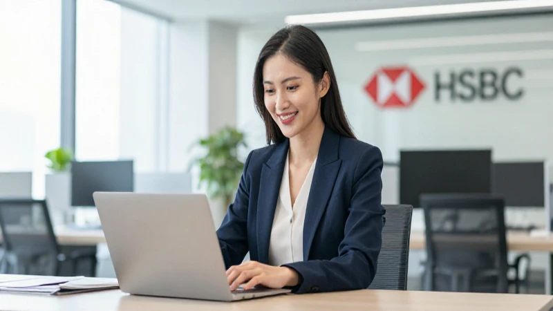 Oficina moderna, mujer sonriente y servicios bancarios HSBC.